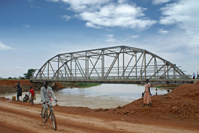 photo of steel through truss archspan bridge